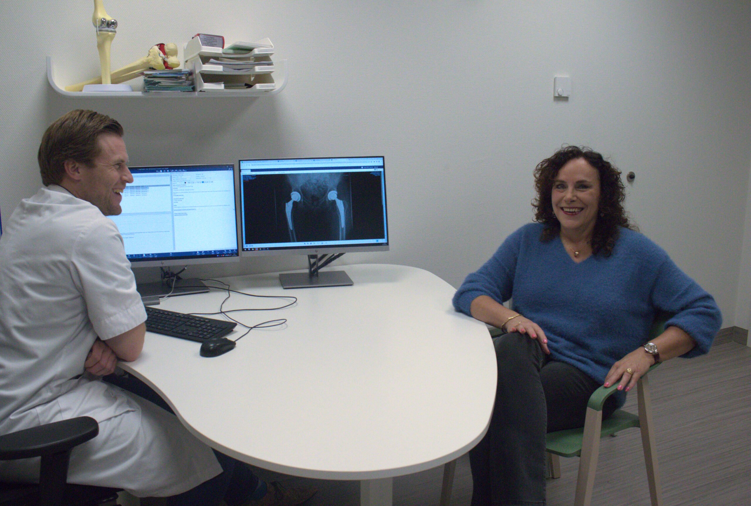 Monique Gelderblom en Dr. Leijs in het Reinier Haga Orthopedisch Centrum