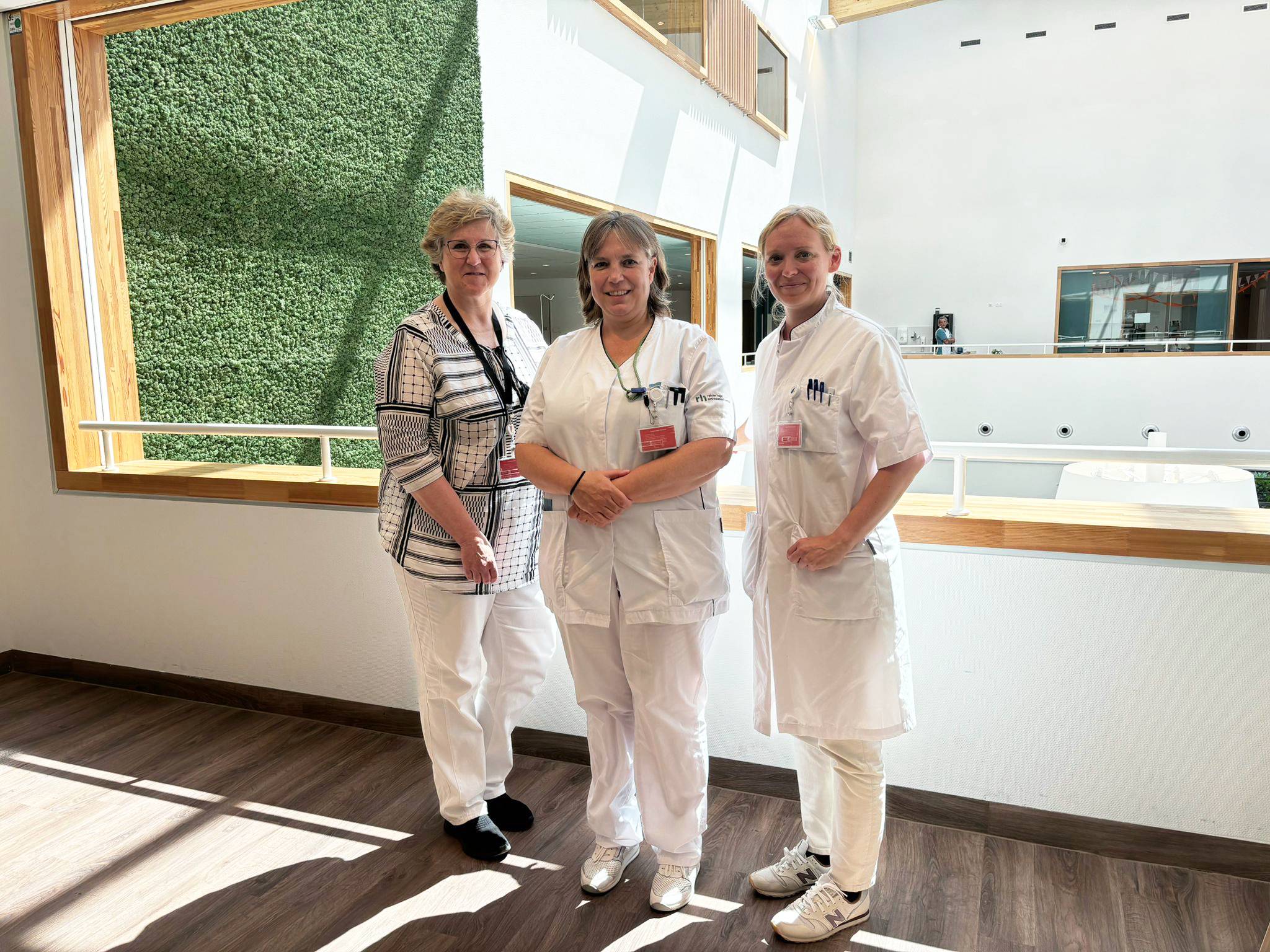 vlnr Lucia de Jong-van Naarden, Marleen van den Beukel en Heleen Lans